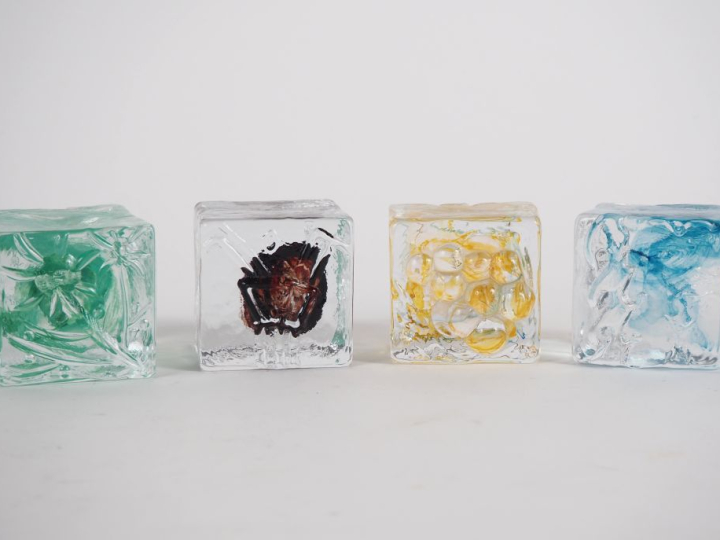 Suite de quatre presse-papiers en verre à décor mêlé polychrome abstra