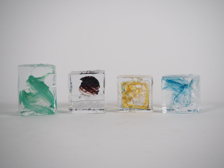 Suite de quatre presse-papiers en verre à décor mêlé polychrome abstra
