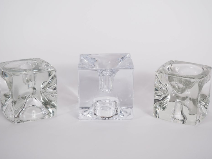 3 bougeoirs modernes en verre ou cristal moulé. H. 7,5 et 8 cm. (égren