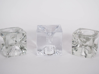 Vente aux enchères 3 bougeoirs modernes en verre ou cristal moulé. H. 7,5 et 8 cm. (égren