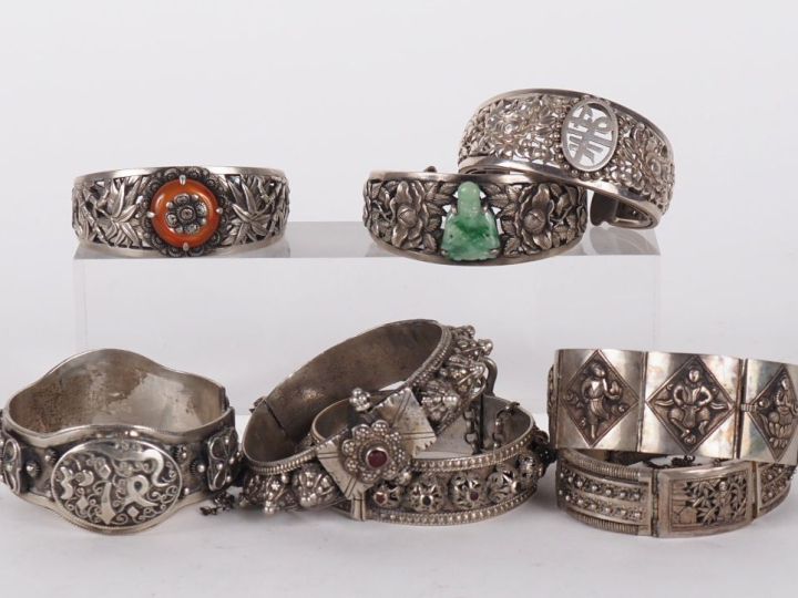 8 différents bracelets de style extrême-orient en argent bas-titre ou 