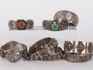 Vente aux enchères 8 différents bracelets de style extrême-orient en argent bas-titre ou 