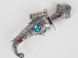 Vente aux enchères Broche indienne en argent bas-titre figurant un poignard miniature. L.