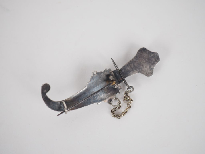Broche indienne en argent bas-titre figurant un poignard miniature. L.
