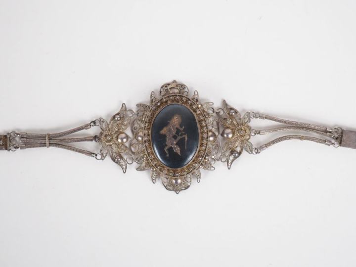 Bracelet thaïlandais en argent à décor ajouré de perles et de fleurs. 