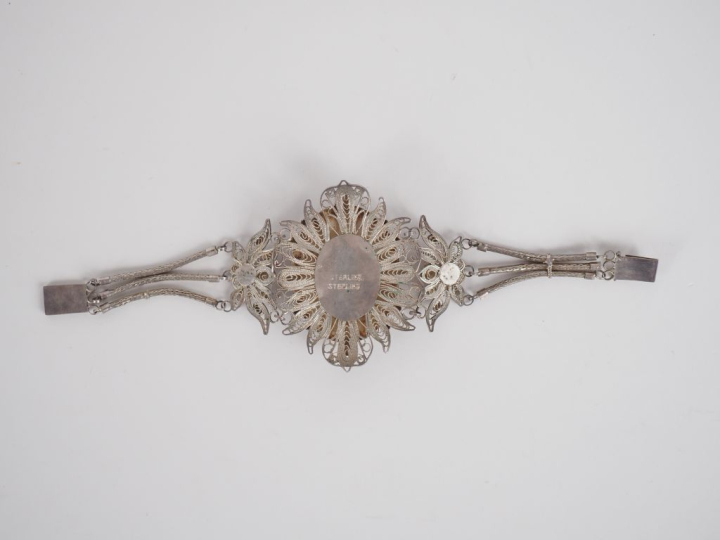 Bracelet thaïlandais en argent à décor ajouré de perles et de fleurs. 