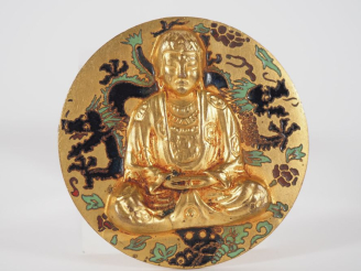 Vente aux enchères Broche de style extrême-orient à décor émaillé et doré figurant une di