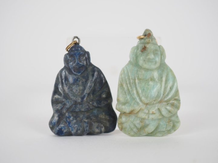 Deux différents pendentifs de style extrême orient en pierre dure figu