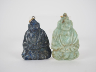 Vente aux enchères Deux différents pendentifs de style extrême orient en pierre dure figu