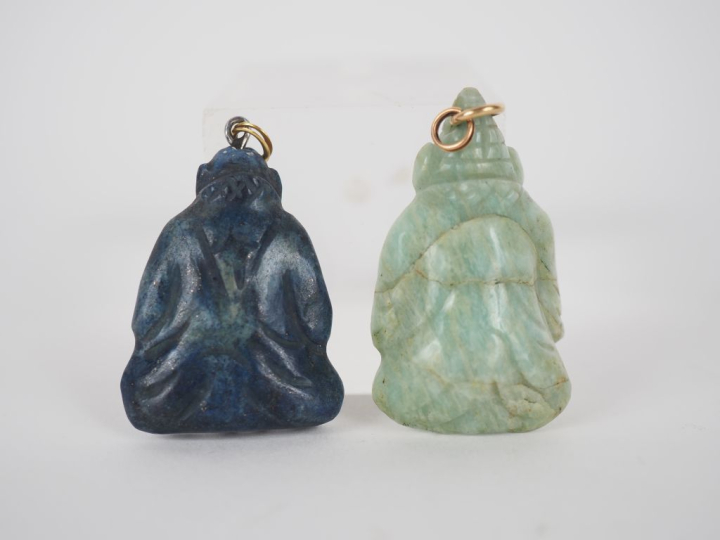 Deux différents pendentifs de style extrême orient en pierre dure figu