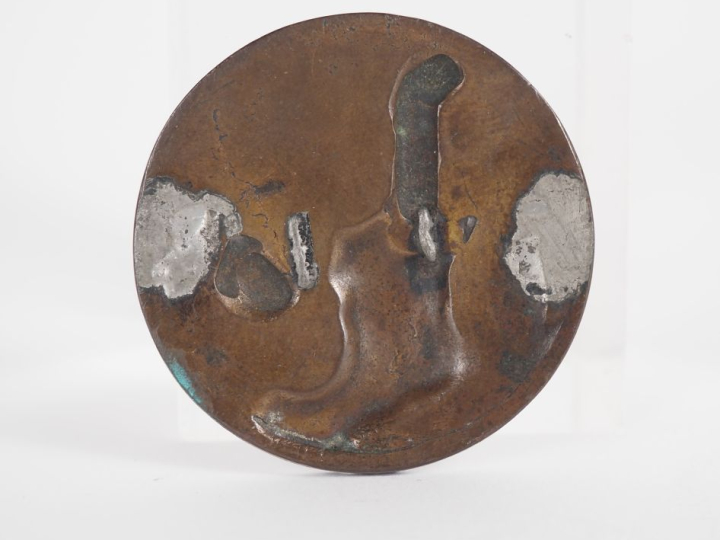 Broche japonaise XIXème en bronze double patine et rehaussée d'or à dé