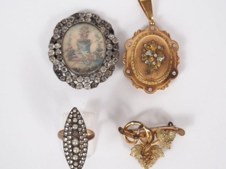 Vente aux enchères Ensemble de bijoux fantaisie anciens comprenant :  - Un pendentif port