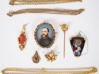 Vente aux enchères Ensemble de bijoux fantaisie anciens comprenant :  -Une broche ornée d