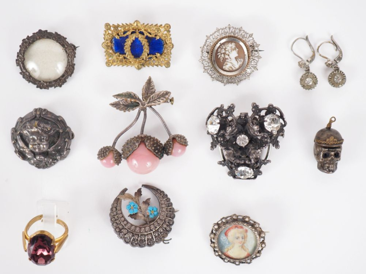 Ensemble de 11 différents bijoux fantaisie anciens.