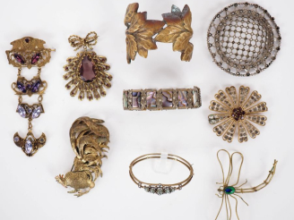 Vente aux enchères Ensemble de 9 différents bijoux fantaisie anciens.