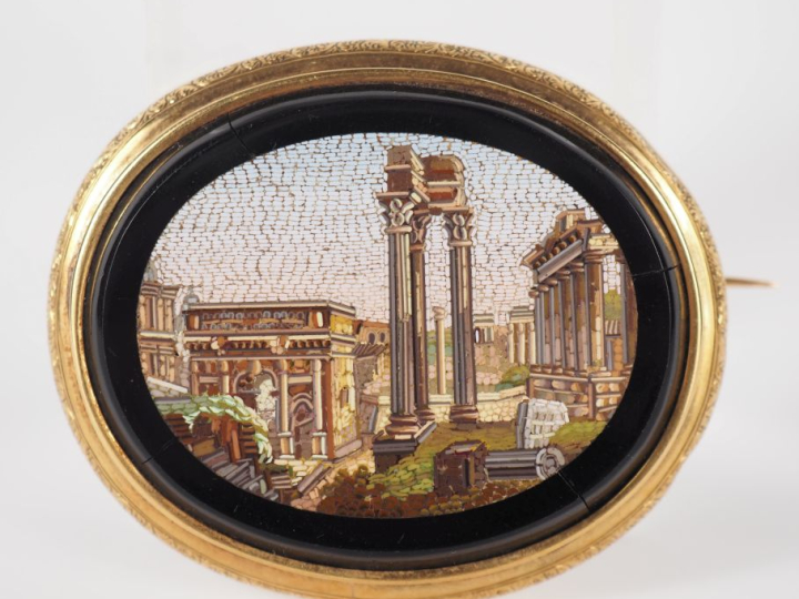 Broche 1900 en micromosaïque, "vue de Rome", monture en or jaune 750. 