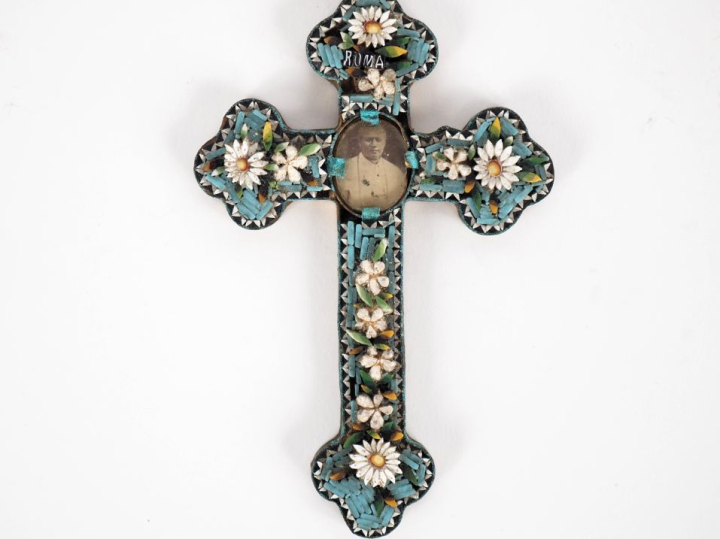 Croix en micromosaïque à décor de marguerites et orné d'un portrait du