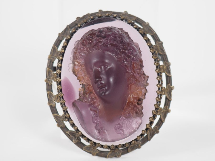 Broche 1900 en pâte de verre figurant un profil de jeune femme en reli