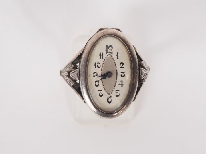 Bague de style Art Déco en argent bas-titre, ornée d'un cadran de mont
