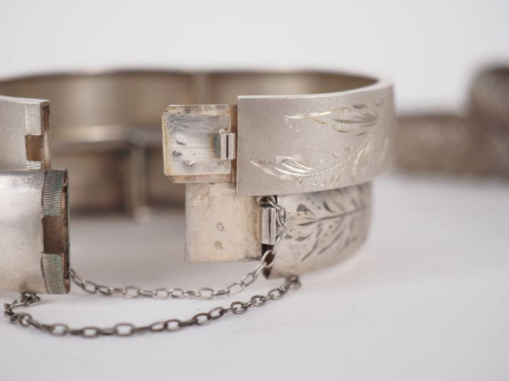 5 Différents bracelets en argent. Poinçonnés. Poids. 123 g.