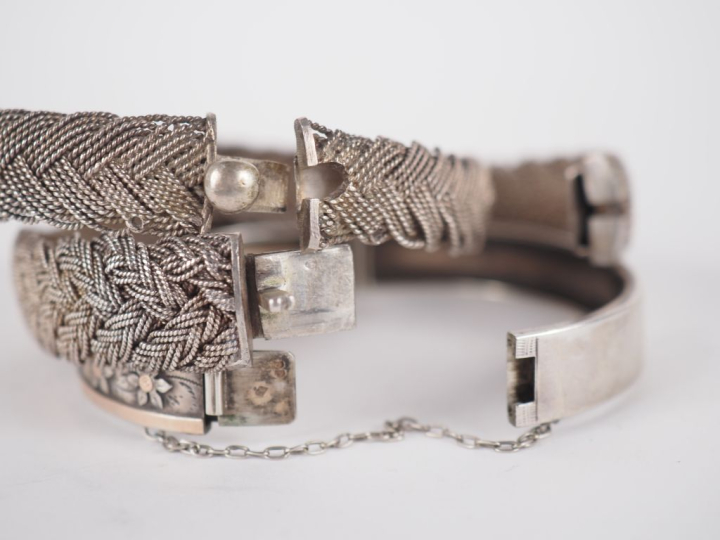 5 Différents bracelets en argent. Poinçonnés. Poids. 123 g.