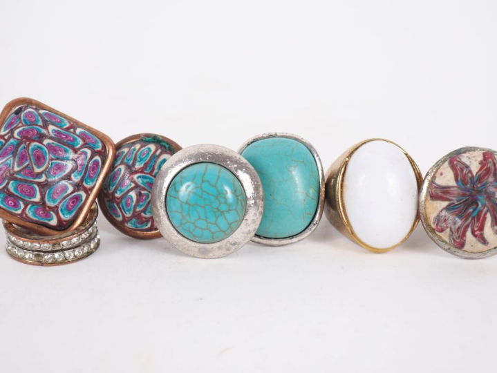 Ensemble de bijoux fantaisie : 18 bagues ou broches.