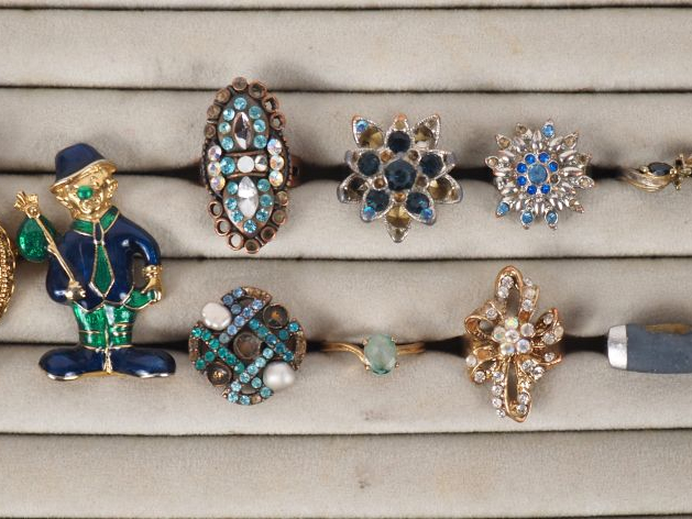 Ensemble de bijoux fantaisie : 18 bagues ou broches.