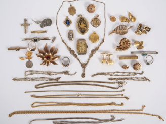 Vente aux enchères Ensemble de bijoux fantaisie en métal, métal doré ou argenté comprenan