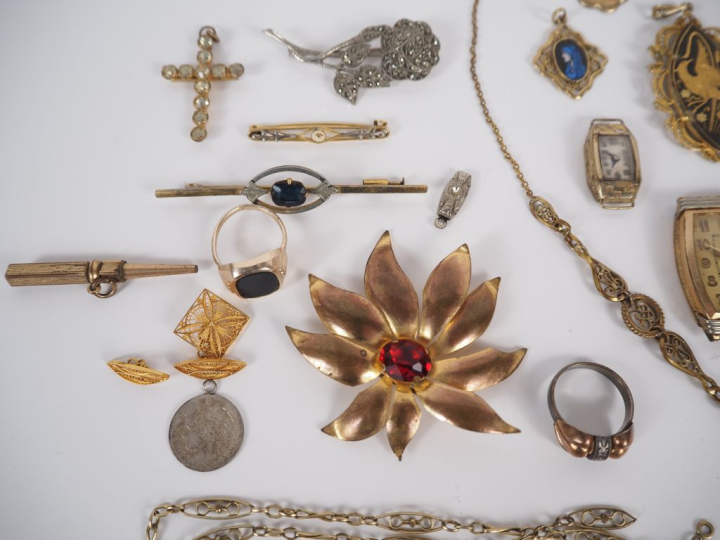 Ensemble de bijoux fantaisie en métal, métal doré ou argenté comprenan