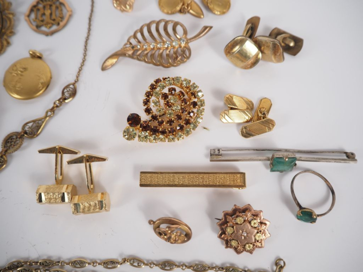Ensemble de bijoux fantaisie en métal, métal doré ou argenté comprenan