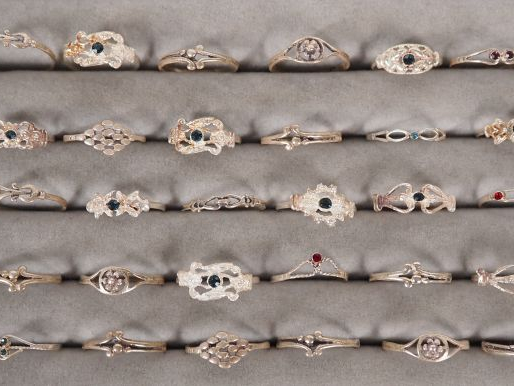 47 différentes bagues fantaisie en argent ou métal argenté ornées de v