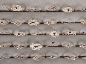 Vente aux enchères 47 différentes bagues fantaisie en argent ou métal argenté ornées de v