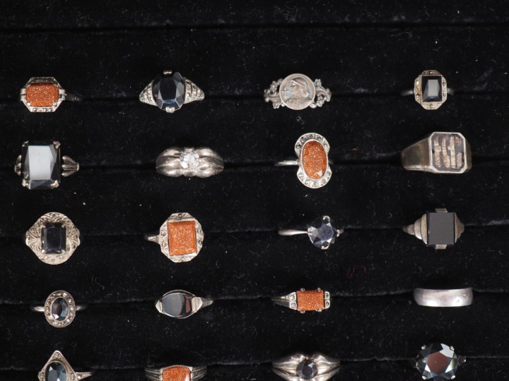 Ecrin de 72 bagues en argent. Poids tel. 327 g.