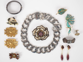 Vente aux enchères 9 différents bijoux fantaisie en métal doré, émail, métal argenté et v