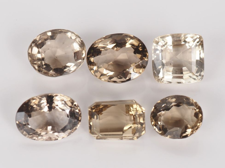 6 différents cabochons de verre taillé à l'imitation du diamant.