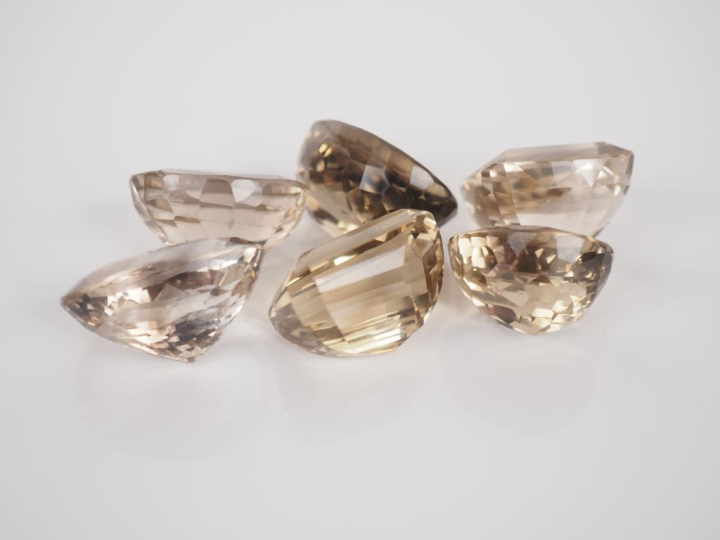 6 différents cabochons de verre taillé à l'imitation du diamant.