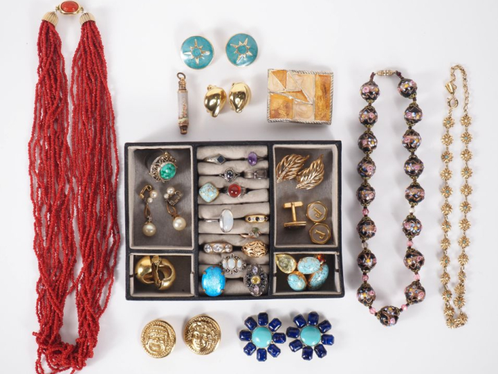 Ensemble de bijoux fantaisie, en métal doré ou argenté, argent, pierre