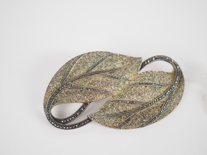 3 bijoux fantaisie, montures en argent 925 : deux broches et une bague