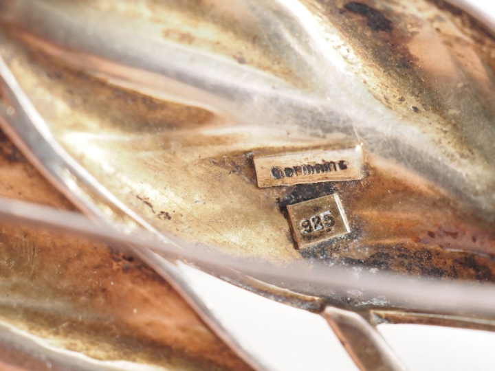 3 bijoux fantaisie, montures en argent 925 : deux broches et une bague