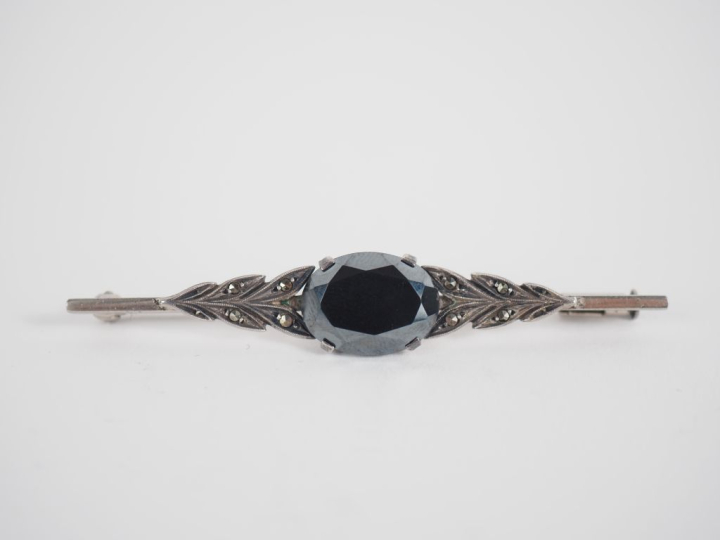 3 bijoux fantaisie, montures en argent 925 : deux broches et une bague