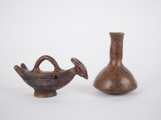 Vente aux enchères Verseuse zoomorphique africaine en terre cuite. Dim. 8 x 16 cm.  On y 