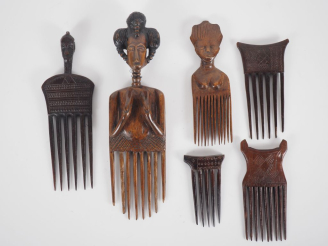 Vente aux enchères 6 différents peignes africains, trois à motifs anthropomorphiques. H. 