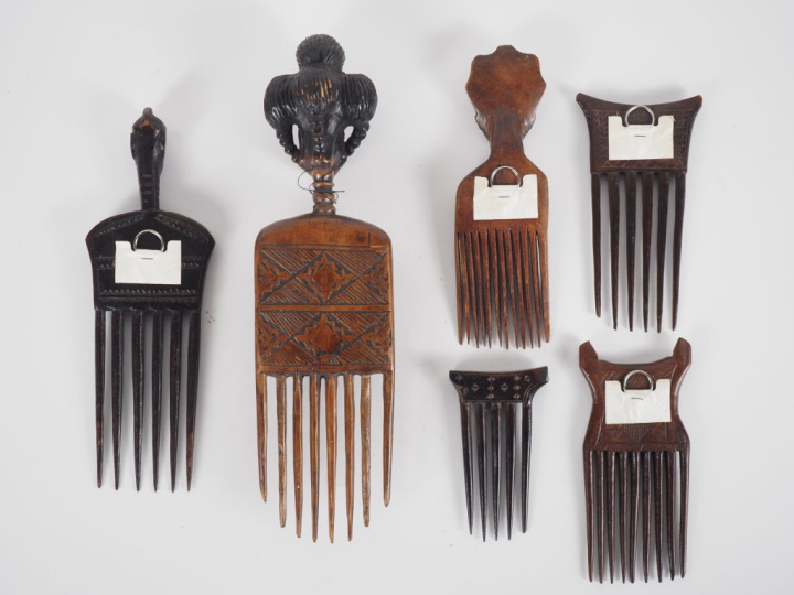 6 différents peignes africains, trois à motifs anthropomorphiques. H. 