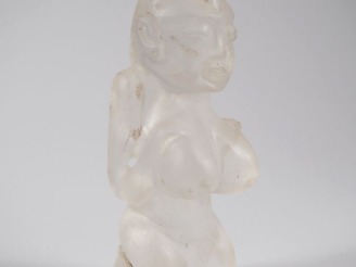 Vente aux enchères Sculpture africaine en pâte de verre à l'imitation du cristal de roche