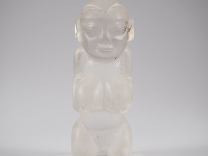 Sculpture africaine en pâte de verre à l'imitation du cristal de roche