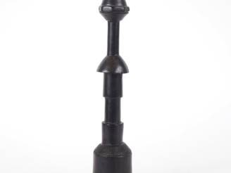 Vente aux enchères Pilon africain en bois sculpté. H. 33 cm.
