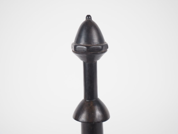 Pilon africain en bois sculpté. H. 33 cm.
