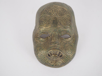 Vente aux enchères Masque de guerrier maori (?). Dim. 15,5 x 11 cm. (manques)