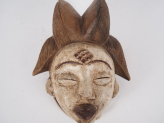 Vente aux enchères Masque de style Punu en bois sculpté polychrome. Dim. 26 x 22 cm.