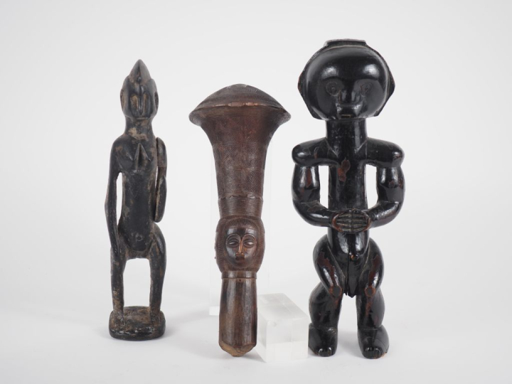 Deux différentes statuettes africaines en bois sculpté et bois laqué. 